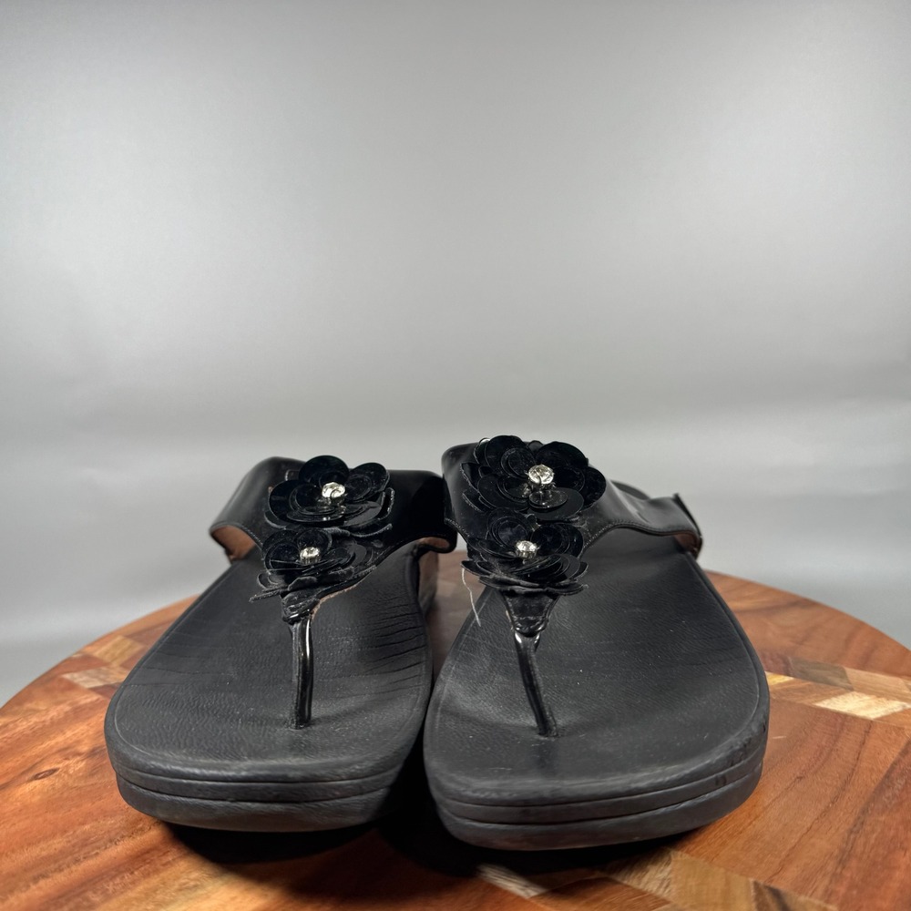 FitFlop Fleur Black Patent Leather Floral Thong Wedge Sandals Womens 9 N03-001 - Picture 2 of 6